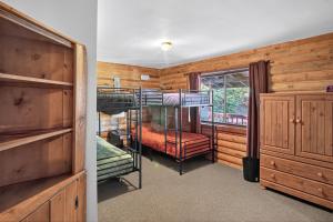 Ένα ή περισσότερα κρεβάτια σε δωμάτιο στο Minnie Mine Cabin Retreat cabin