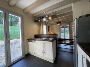 eine Küche mit Spüle und Kühlschrank in der Unterkunft Ohiana in Villefranque