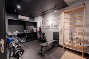 a room with a gym with exercise equipment at Elyseés Residencial Flipchave ELY000 in Joinville