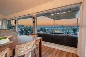 Χώρος καθιστικού στο Luxury Hilltop Retreat in the City - Amazing View