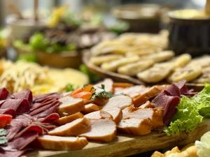 ビャウカにあるWilla Stożek, 50 m od term i wyciągów narciarskichのテーブルの上にはさまざまな種類の食べ物が並んでいる