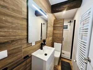 Ένα μπάνιο στο Apartment 5 Pers Natur León +15 φωτογραφίες