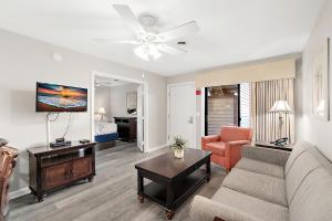 un salon avec un canapé et un ventilateur de plafond dans l'établissement Club Ocean Villas II, à Ocean City