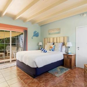 een slaapkamer met een groot bed en een balkon bij The Ocean View Inn in Islamorada