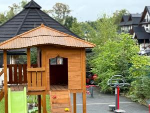 ビャウカにあるWilla Stożek, 50 m od term i wyciągów narciarskichの遊び場のある小さな木製のプレイハウス +108枚の写真