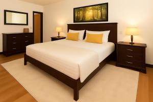 een slaapkamer met een groot bed en twee nachtkastjes bij Park City Suite in Park City