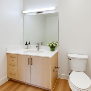 een badkamer met wastafel en toilet bij Park City Suite in Park City