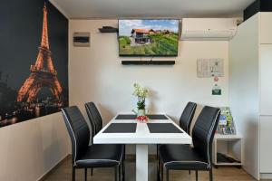 een eetkamer met een witte tafel en stoelen bij View&Wine in Veliko Trgovišće