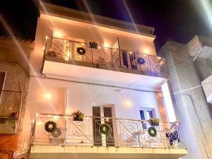 un edificio con un balcón con plantas. en Il Vicoletto B&B, en Cirò Marina