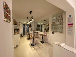 Una cocina con mesas y sillas en una habitación. en Il Vicoletto B&B, en Cirò Marina