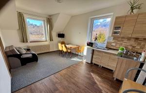 Una cocina con un fregadero y una mesa en una habitación. en Villa Holiday Tatry, en Nová Lesná