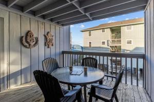 En balkon eller terrasse på Better At The Beach - Walk to Everything in CB!