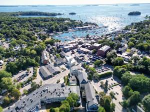 una vista aérea de una ciudad con puerto en The Optimist Guesthouse | 3, en Camden