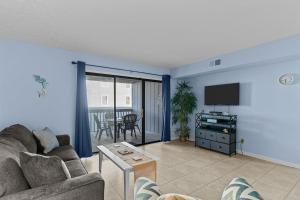 Et tv og/eller underholdning på Better At The Beach - Walk to Everything in CB!