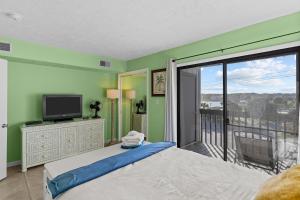 En eller flere senge i et værelse på Better At The Beach - Walk to Everything in CB!