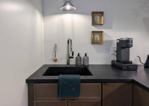 cocina con fregadero y cafetera en The Optimist Guesthouse | 3, en Camden 10 fotos más