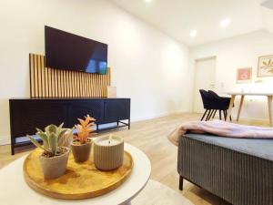 TV a/nebo společenská místnost v ubytování Flair Apartments 'ALTSTADT & FLAIR' - modernes Apartment 52 qm 2 Schlafzimmer für 5 Personen Urlaub oder Geschäftsreise, Innenstadtlage, ruhig