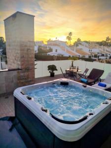 Východ nebo západ slunce při pohledu z vily nebo okolí