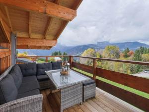 Nespecifikovaný výhled na hory nebo výhled na hory při pohledu z chaty