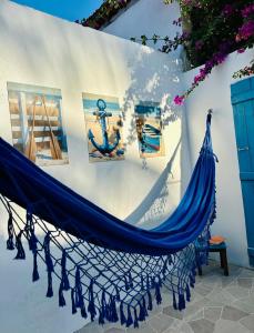 uma rede azul em frente a uma parede em Casa Grécia Jericoacoara em Jericoacoara