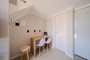 Boa VistaGarten Loft Condomínio Flipchave GLC000的小型用餐室配有桌椅