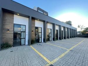 Boa VistaGarten Loft Condomínio Flipchave GLC000的建筑物前的空停车场