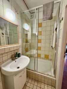 ein Badezimmer mit Waschbecken und Dusche in der Unterkunft Kawka i herbatka in Zielona Góra