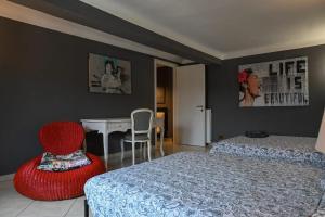 Un dormitorio con una cama, un escritorio y una silla. en Casa Via Po, en Turín