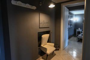 una sala de estar con una silla blanca junto a una chimenea en Casa Via Po, en Turín 62 fotos más