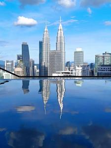 eine Skyline einer Stadt mit ihrer Spiegelung im Wasser in der Unterkunft the luxe colony by cozy white in Gua Sai