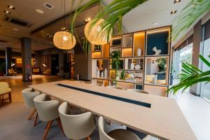 an office with a long table and chairs at ibis Navegantes Itajai in Itajaí +104 photos