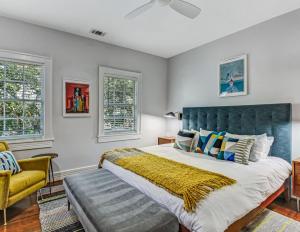 Una cama o camas en una habitación de Savannah Nest 41 fotos más