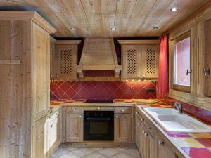 Η κουζίνα ή μικρή κουζίνα στο Chalet traditionnel à Méribel, proche des pistes, animaux admis, parking - FR-1-566-3 +8 φωτογραφίες