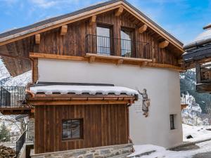 a log cabin with snow on the roof at Chalet moderne avec parking et wifi, à proximité des pistes et commerces - FR-1-566-20 in Les Allues
