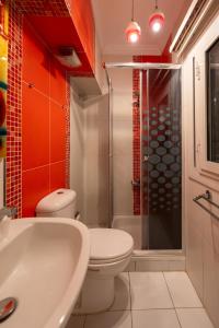 ein Badezimmer mit Toilette, Dusche und Waschbecken in der Unterkunft 18th floor Nile View with Jacuzzi in Zamalek in Kairo