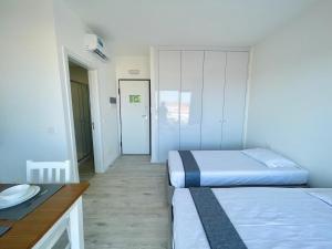 Postel nebo postele na pokoji v ubytování Studio Medsal + 2 fotografie