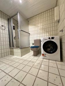 Koupelna v ubytování Louis Haus + 35 fotografií