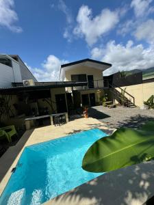 una piscina frente a una casa en Pelíkano Uvita, en Uvita