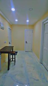 セントジョージズにあるVery comfortable in Townの空間(テーブル、ドア付)