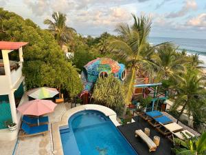eine Luftaufnahme eines Resorts mit Swimmingpool in der Unterkunft Beachfront Paradise Boutique Hotel - Sky Room in Playa Agua Blanca