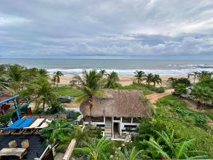 Meerblick auf ein Haus mit Strohdach in der Unterkunft Beachfront Paradise Boutique Hotel - Sky Room in Playa Agua Blanca