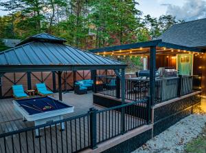 ein großer Pavillon mit Billardtisch auf einer Terrasse in der Unterkunft Forest Gap - Pizza oven, hot tub, EV charger in Hico
