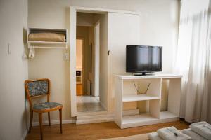 ラ・クンブレにあるHostería La Viñaのテーブルと鏡付きの部屋