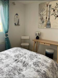 Postel nebo postele na pokoji v ubytování Maisonnette Ti Lézard Vert au calme à 100 mètres de la plage