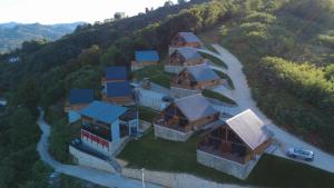 eine Luftaufnahme eines Hauses auf einem Hügel in der Unterkunft Çaka Marin Life Bungalov Ve Restorant in Perşembe