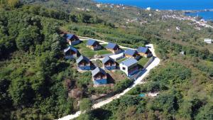 eine Luftaufnahme eines Hauses auf einem Hügel in der Unterkunft Çaka Marin Life Bungalov Ve Restorant in Perşembe