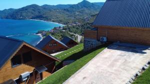 ein Haus auf einem Hügel mit Blick auf das Wasser in der Unterkunft Çaka Marin Life Bungalov Ve Restorant in Perşembe