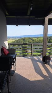 een veranda met stoelen en een hek bij View&Wine in Veliko Trgovišće