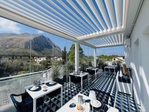 un restaurante con vistas a la montaña en Design Villa with private pool, en Carini