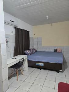 a small room with a bed and a desk at Quarto familia "até 4 pessoas" próximo ao aeroporto e rodoviaria in São Luís